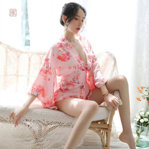 Vêtement kimono féminin, design sexy et moderne, coloris tendance