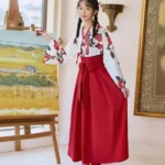 Robe japonaise à motifs floraux en rouge et blanc