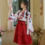 Kimono élégant avec fleurs rouges et blanches