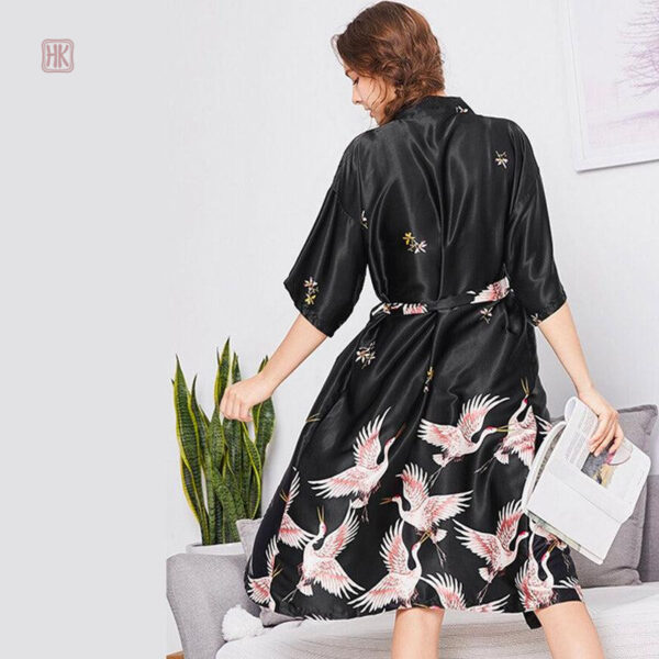 Modèle de robe Kimono noire pour une allure chic