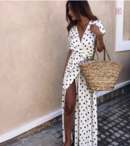 Kimono à Pois Blanc, style fluide et moderne