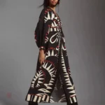 Vêtement kimono noir avec motifs vintage