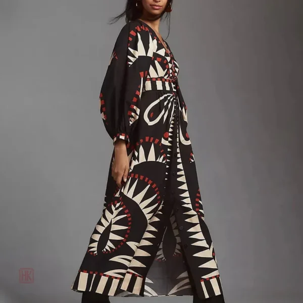Vêtement kimono noir avec motifs vintage