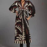 Look rétro avec cette robe kimono noire