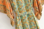 Style bohème avec robe kimono orange