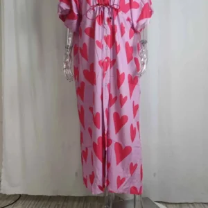 Robe légère en rose avec motifs de cœurs, style kimono