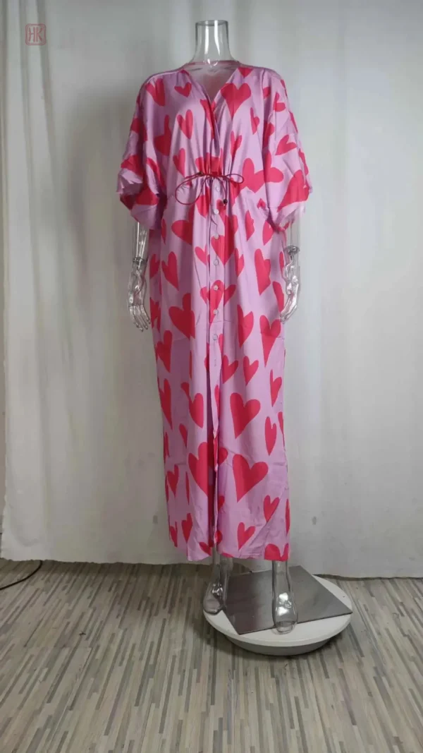 Robe légère en rose avec motifs de cœurs, style kimono