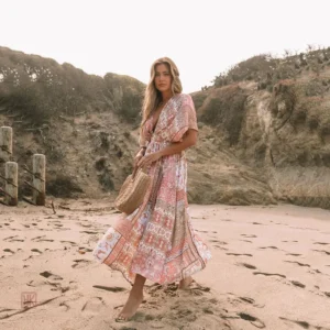 Robe kimono féminine en rose, idéale pour les soirées