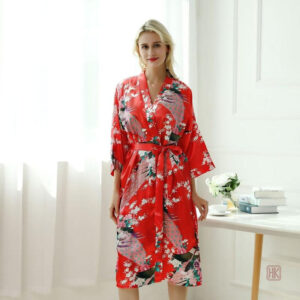 Robe kimono féminine en teinte rouge vibrante
