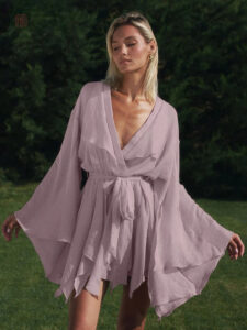 Manches évasées sur robe kimono tendance