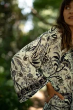 Robe kimono en soie pour une allure raffinée