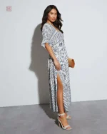 Vêtement kimono avec manches courtes, idéal pour une sortie