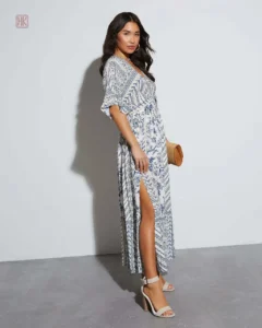 Vêtement kimono avec manches courtes, idéal pour une sortie