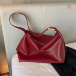 Accessoire mode : sac porté épaule chic et pratique