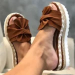 Sandales ouvertes avec talon compensé