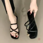 Sandales plates lanières croisées femme pour l'été