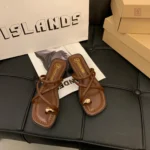 Modèle de sandales plates à lanières pour femme