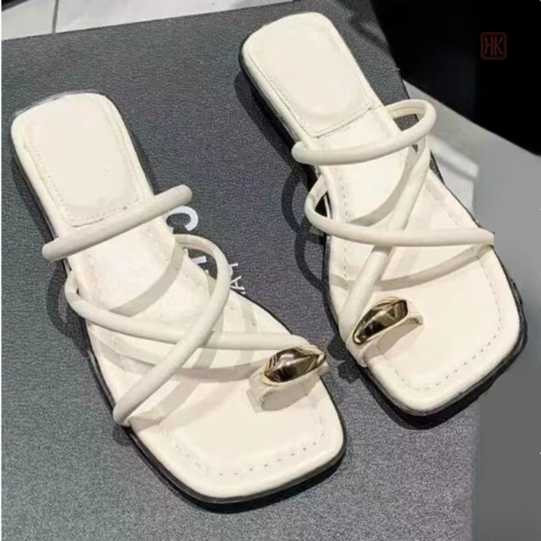 Sandales à lanières croisées idéales pour les journées ensoleillées