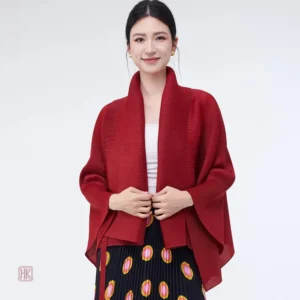 Veste kimono bordeaux avec coupe asymétrique élégante