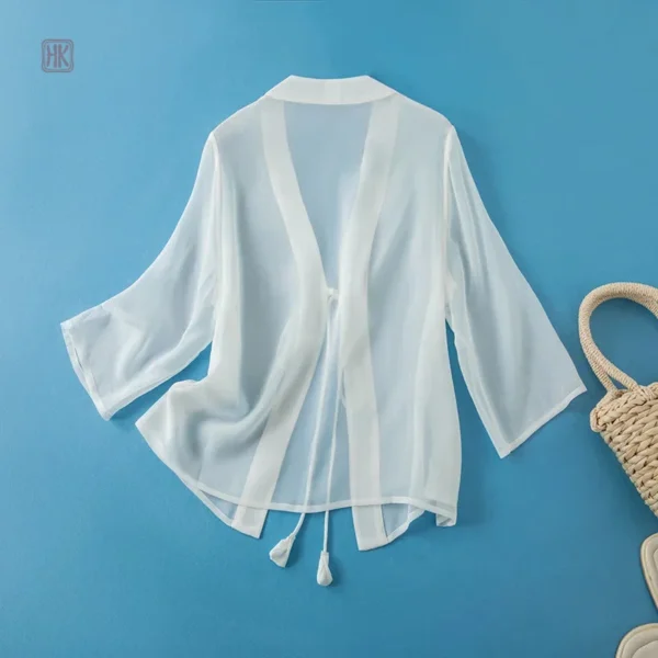 Kimono féminin blanc idéal pour les journées d'été