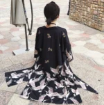 Veste kimono élégante avec motifs de grues