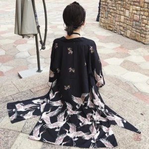 Veste kimono élégante avec motifs de grues