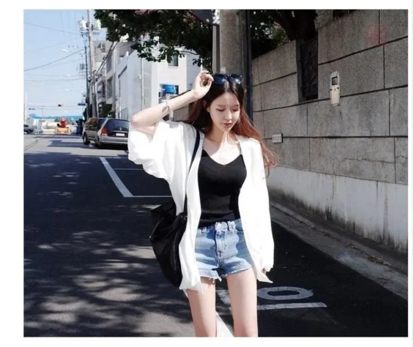Veste kimono blanche, idéale pour les soirées estivales