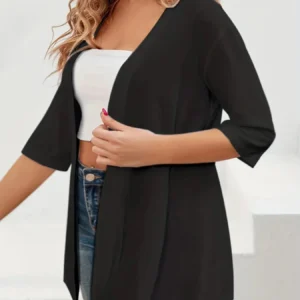 Veste kimono noire pour femme au style contemporain
