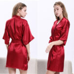Veste kimono rouge à manches larges pour un style chic