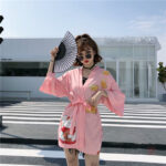 Style kimono japonais féminin en teinte rose