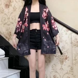 Veste kimono japonaise noire avec motifs floraux