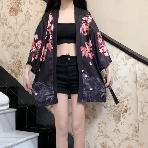 veste-kimono-japonaise-noire-florale-1 Veste kimono japonaise noire avec motifs floraux