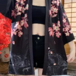 Kimono femme noir orné de fleurs élégantes