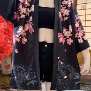Kimono femme noir orné de fleurs élégantes