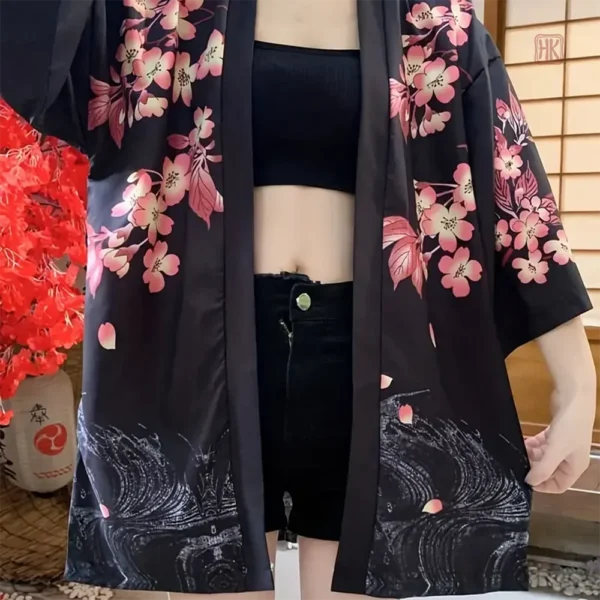 Kimono femme noir orné de fleurs élégantes