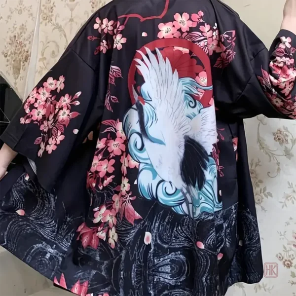 Veste kimono noire à motifs floraux pour un look chic