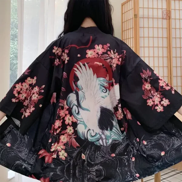 Kimono japonais noir avec imprimé floral délicat