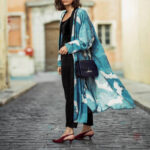 Veste kimono féminine longue en tissu léger bleu