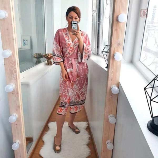Veste kimono légère en rose, style élégant