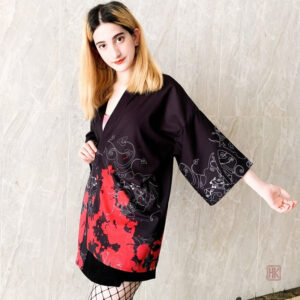 Kimono élégant avec motifs rouges et noirs