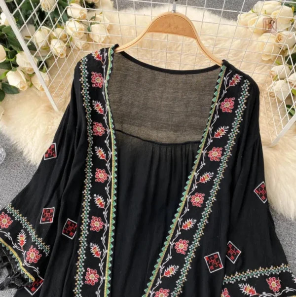 Veste noire brodée, idéale pour un look décontracté