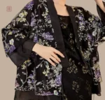 Kimono noir à fleurs pour une tenue estivale