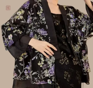 Kimono noir à fleurs pour une tenue estivale