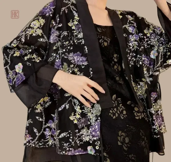 Kimono noir à fleurs pour une tenue estivale