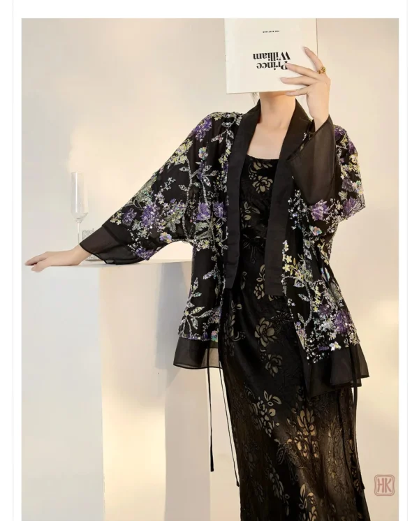 Kimono chic noir avec design floral