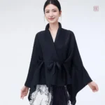 Veste kimono noire à coupe irrégulière, style raffiné